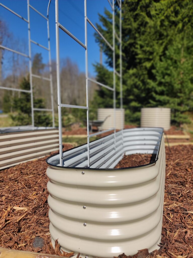 Metallist peenrakast GroVegz suurus M valge