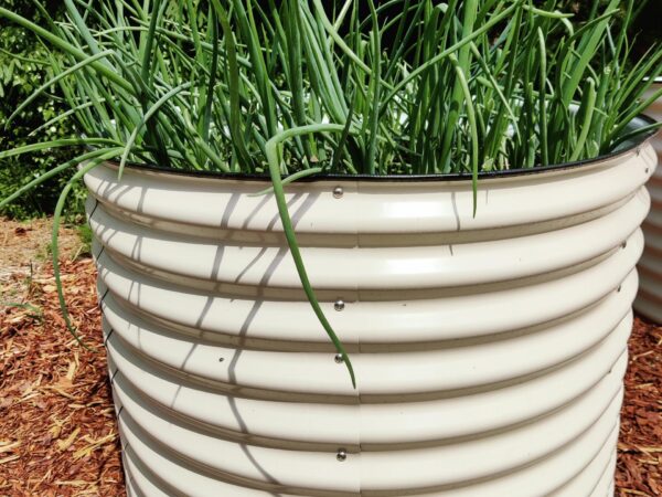 Ümmargune metallist peenrakast GroVegz suurus L valge