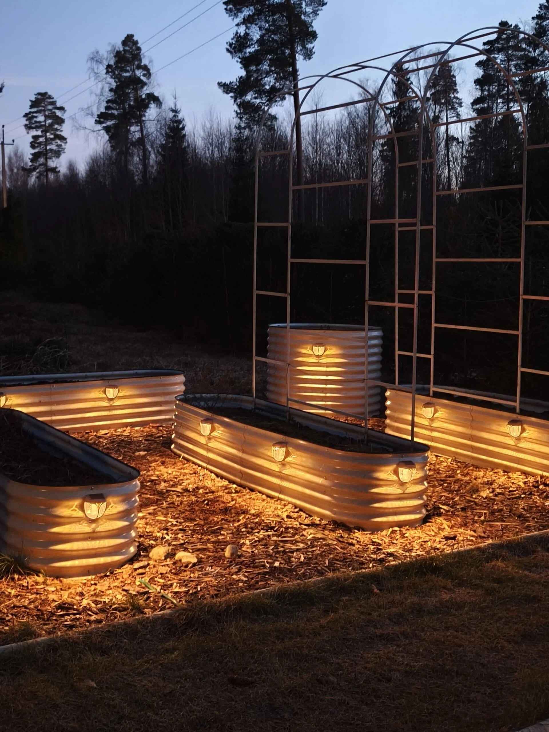 GroVegz metallist peenrakastid solarvalgustitega