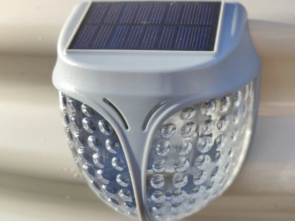 Magnetkinnitusega GroVegz solarvalgusti valgel metallist peenrakastil