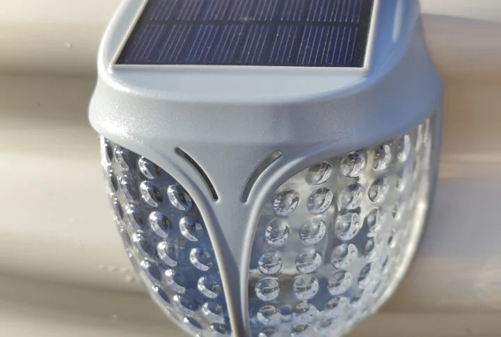 Magnetkinnitusega GroVegz solarvalgusti valgel metallist peenrakastil