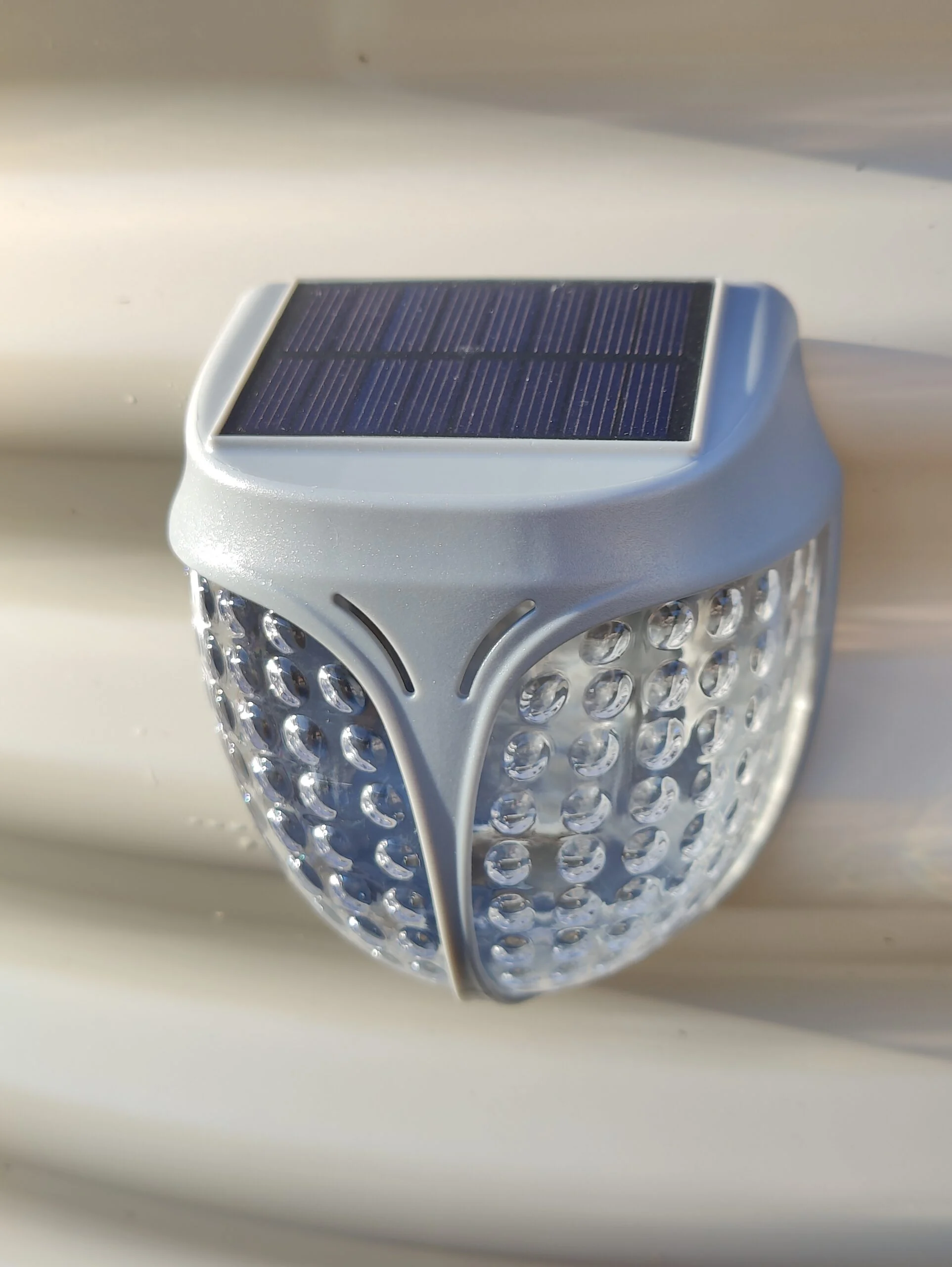 GroVegz solarvalgusti metallist peenrakastil – eestvaade