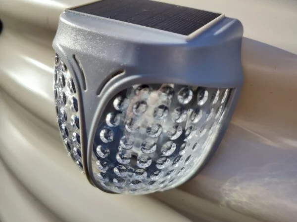 Päikesepaneeliga GroVegz solarvalgusti metallist peenrakastil